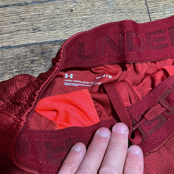 Under Armor Heatgear athletic gym shorts Red - Picture 3 of 3